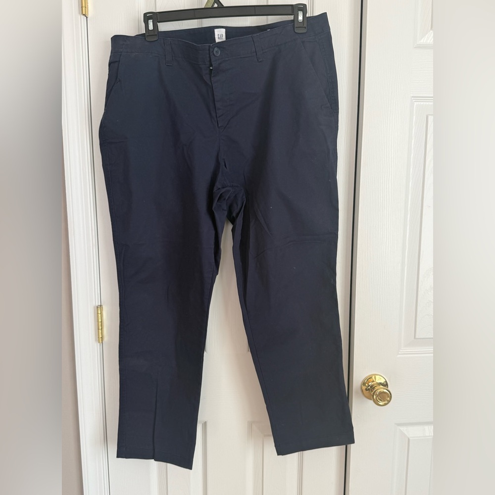 GAP Women's Navy Capris